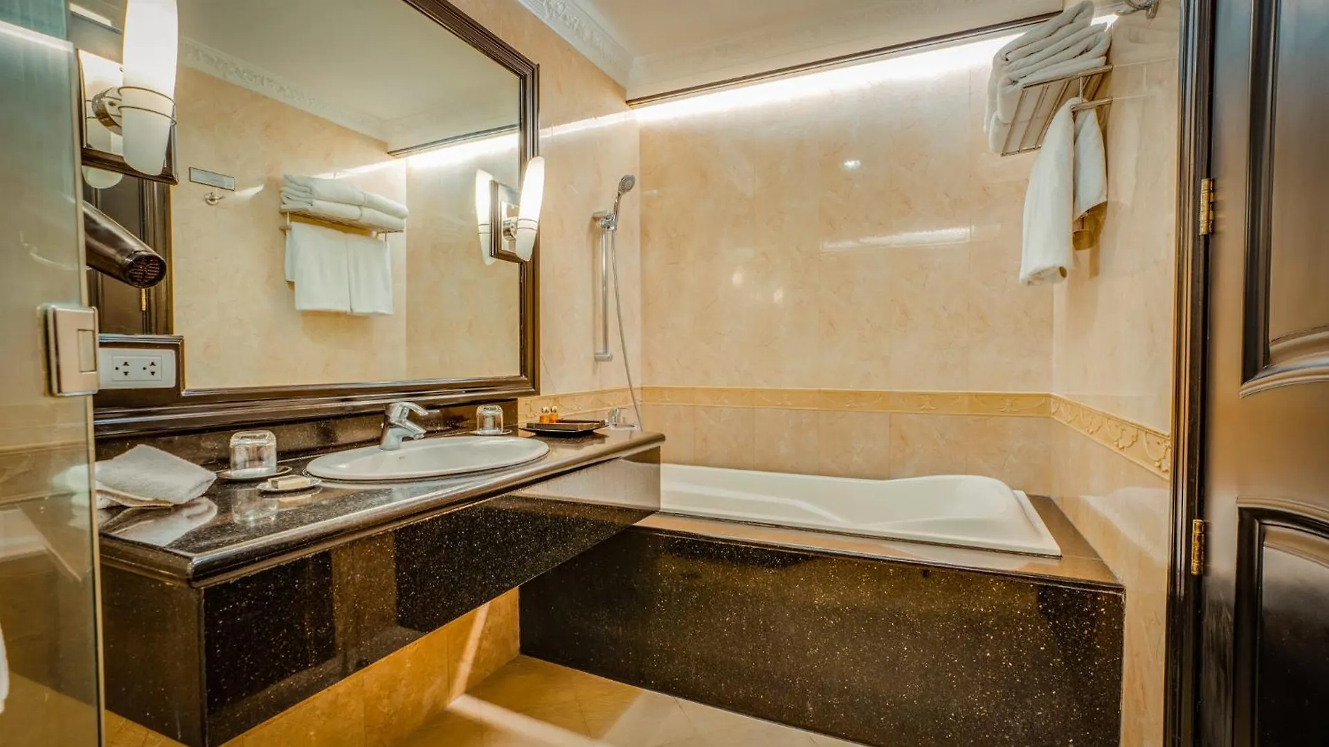 Fields Plaza Hotel By Abc Angeles 5*,  Philippinen